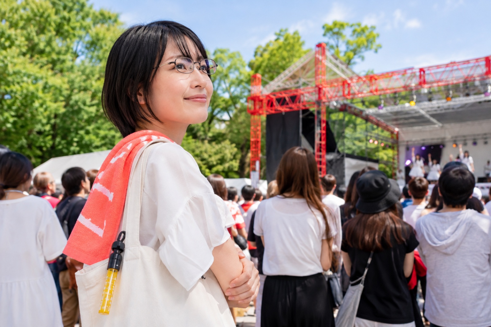 後方腕組み彼氏面のイメージ